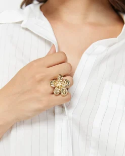 Anillo con forma de flor