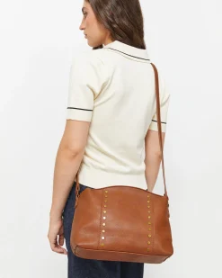 Bolso bandolera con detalles metálicos