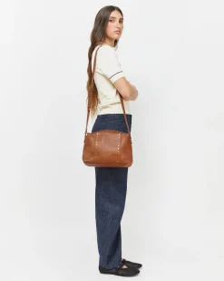 Bolso bandolera con detalles metálicos