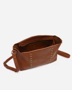 Bolso bandolera con detalles metálicos