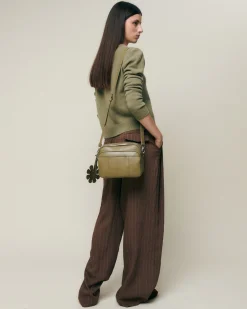 Bolso bandolera con detalle colgante