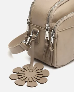 Bolso bandolera con detalle colgante