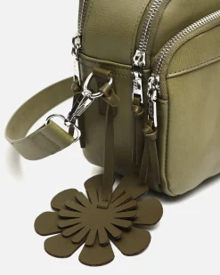 Bolso bandolera con detalle colgante