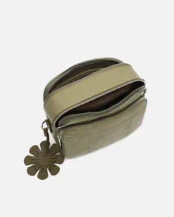 Bolso bandolera con detalle colgante