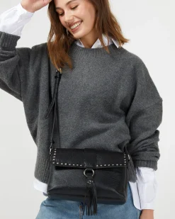 Bolso bandolera con solapa y detalles metálicos