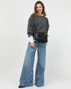 Bolso bandolera con solapa y detalles metálicos