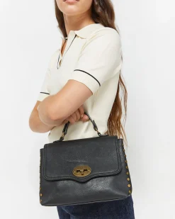 Bolso bandolera con solapa y detalles metálicos