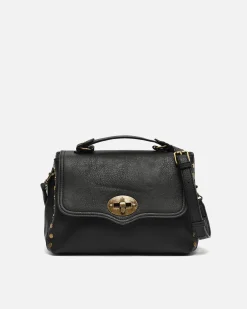Bolso bandolera con solapa y detalles metálicos