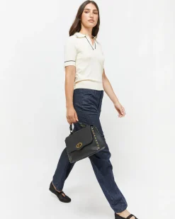 Bolso bandolera con solapa y detalles metálicos