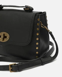 Bolso bandolera con solapa y detalles metálicos
