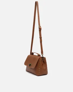 Bolso bandolera con solapa y detalles metálicos