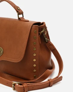 Bolso bandolera con solapa y detalles metálicos