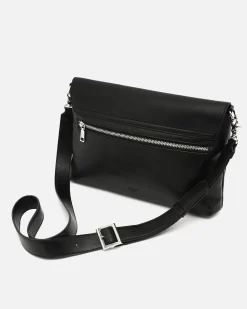 Bolso bandolera con solapa y detalles metálicos
