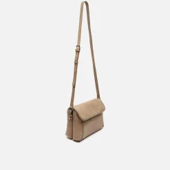 Bolso bandolera con solapa y detalles metálicos