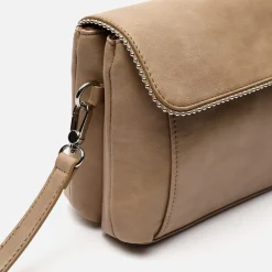 Bolso bandolera con solapa y detalles metálicos