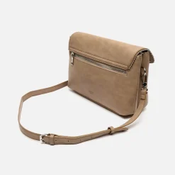 Bolso bandolera con solapa y detalles metálicos