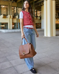 Bolso bandolera grande con solapa y detalles metálicos