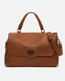 Bolso bandolera grande con solapa y detalles metálicos
