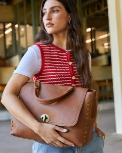 Bolso bandolera grande con solapa y detalles metálicos
