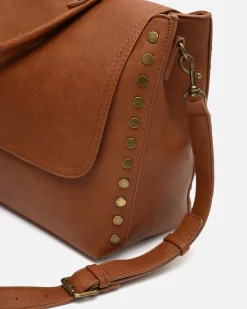 Bolso bandolera grande con solapa y detalles metálicos