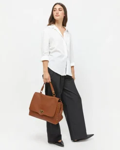 Bolso bandolera grande con solapa y detalles metálicos