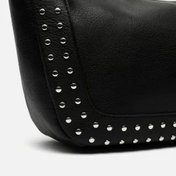 Bolso bandolera mediano con detalles metálicos