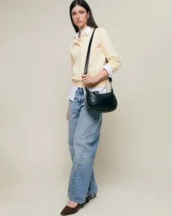 Bolso bandolera pequeño con detalles metálicos