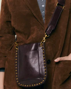 Bolso bandolera pequeño con detalles metálicos
