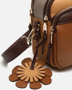 Bolso bandolera tricolor con detalle colgante