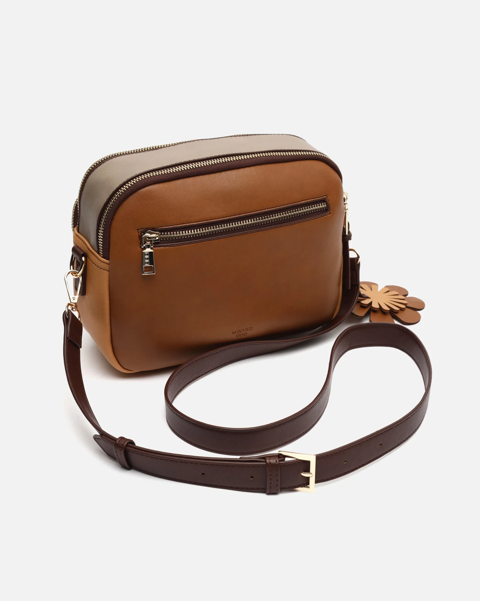 Bolso bandolera tricolor con detalle colgante