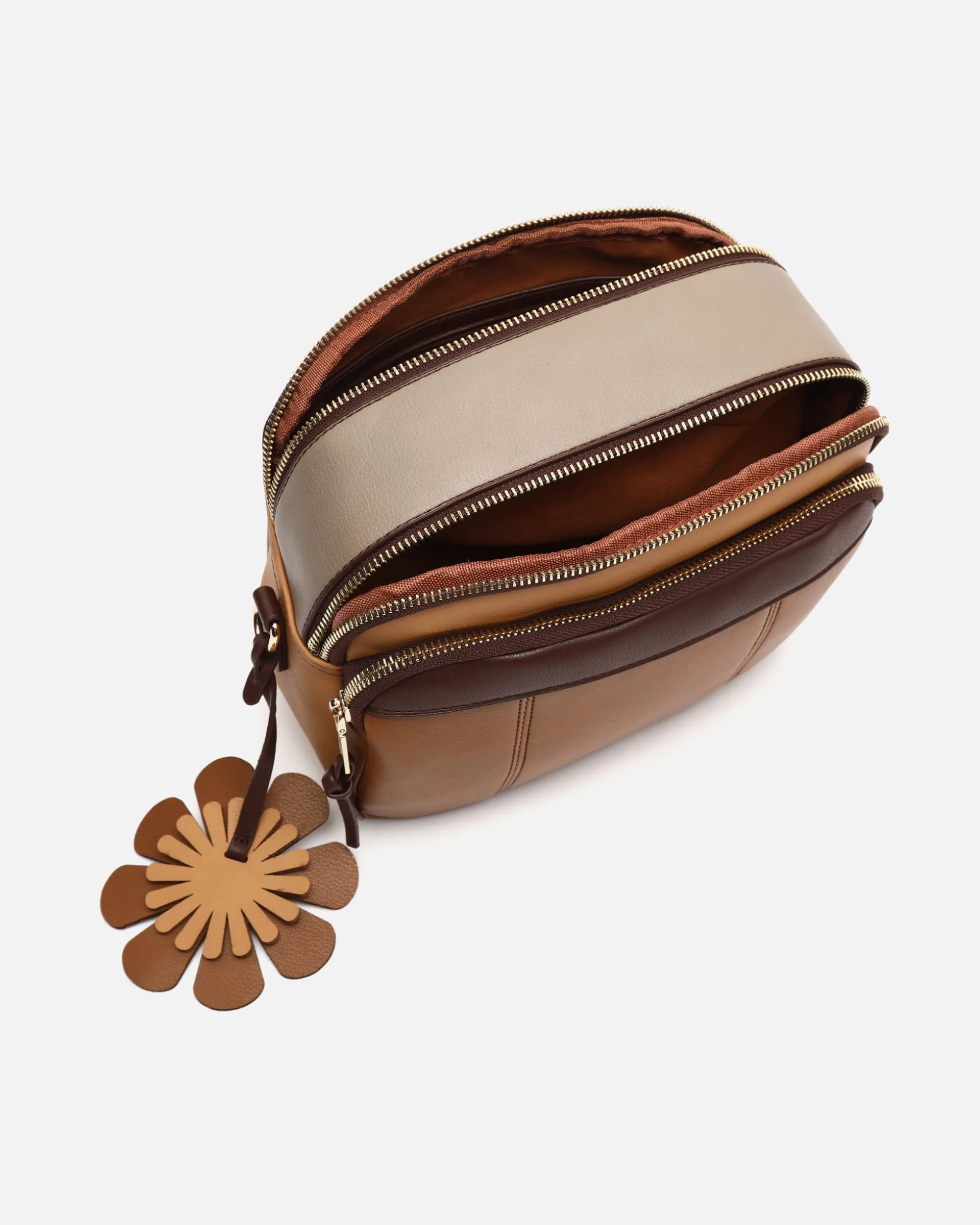 Bolso bandolera tricolor con detalle colgante