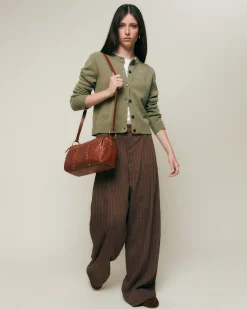 Bolso bowling con detalles metálicos