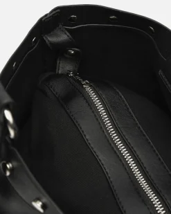 Bolso de hombro grande con detalles metálicos