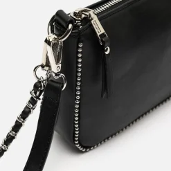 Bolso de hombro pequeño con asa bandolera y detalles metálicos