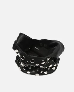 Bolso de hombro pequeño con detalles metálicos