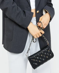 Bolso mini acolchado con detalles metálicos