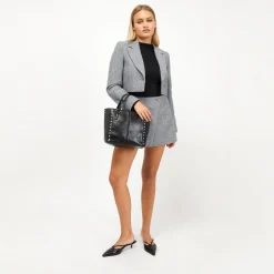 Bolso tote mediano con asa bandolera extraíble y detalles metálicos