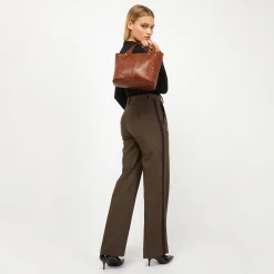Bolso tote mediano con asa bandolera extraíble y detalles metálicos