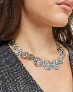 Collar corto de círculos