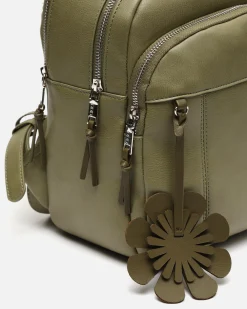 Mochila con detalle colgante