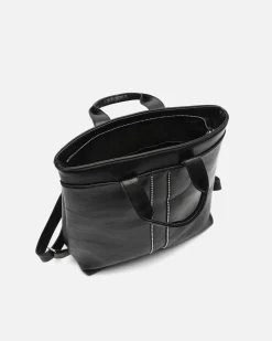 Mochila con detalles metálicos