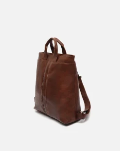 Mochila con detalles metálicos