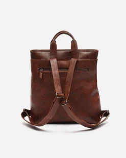 Mochila con detalles metálicos