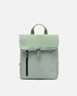 Mochila con solapa en nylon