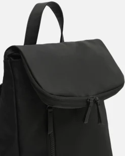Mochila con solapa en nylon