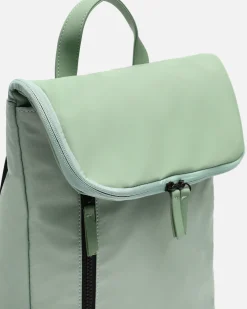Mochila con solapa en nylon