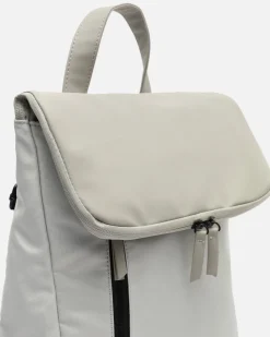 Mochila con solapa en nylon