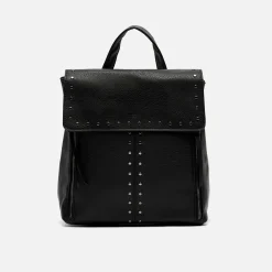 Mochila con solapa y detalles metálicos