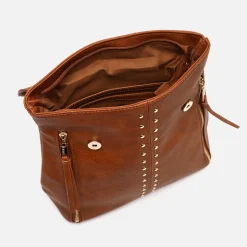 Mochila con solapa y detalles metálicos