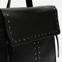 Mochila con solapa y detalles metálicos